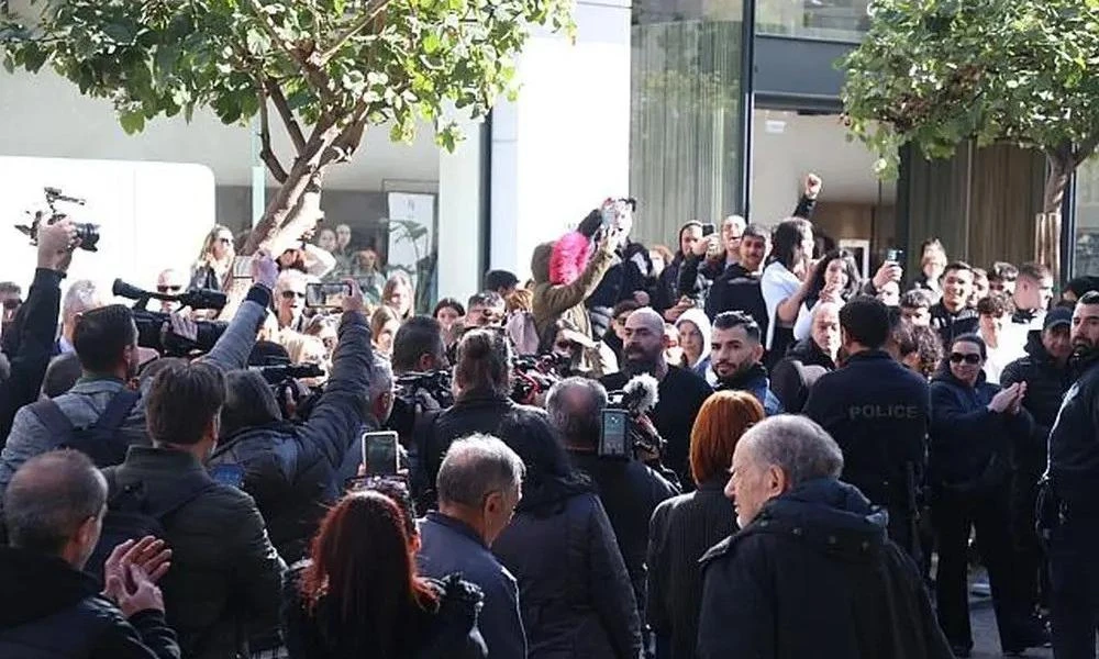 Σοβαρά επεισόδια έξω από τα δικαστήρια Ηρακλείου όπου απολογούνται οι γονείς του 3χρονου